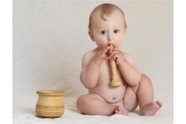 How should children choose wooden toys at different ages？